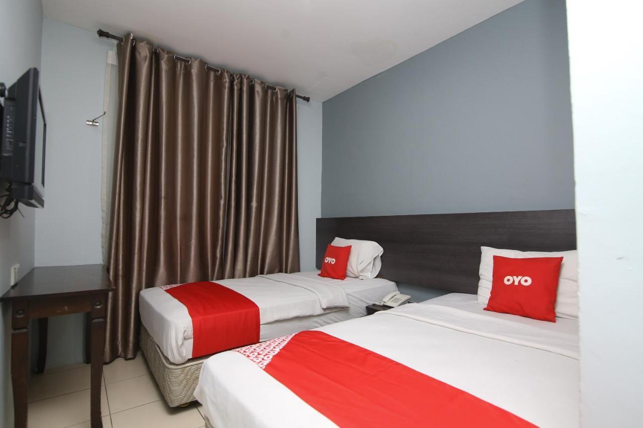 Oyo 90136 Jumbo Inn Kuching Extérieur photo