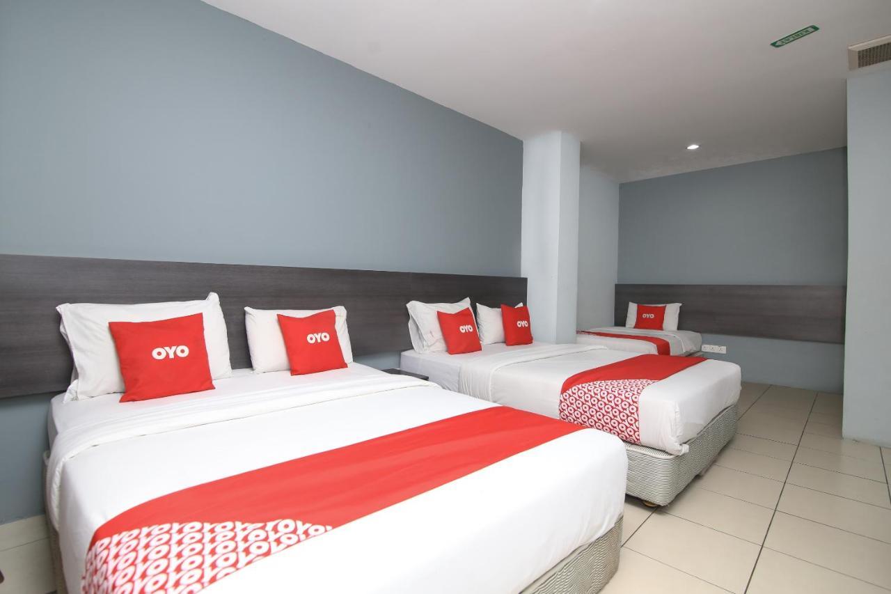 Oyo 90136 Jumbo Inn Kuching Extérieur photo