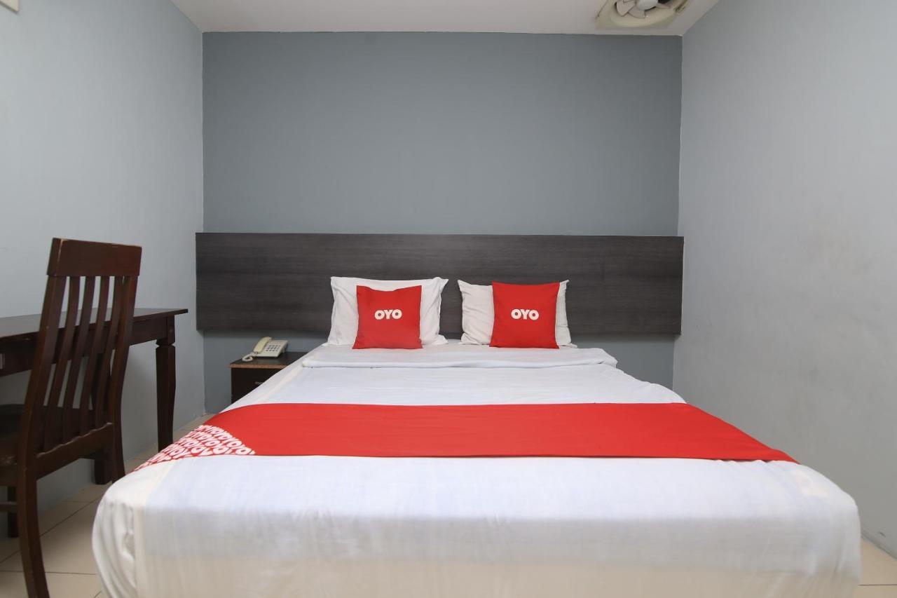 Oyo 90136 Jumbo Inn Kuching Extérieur photo