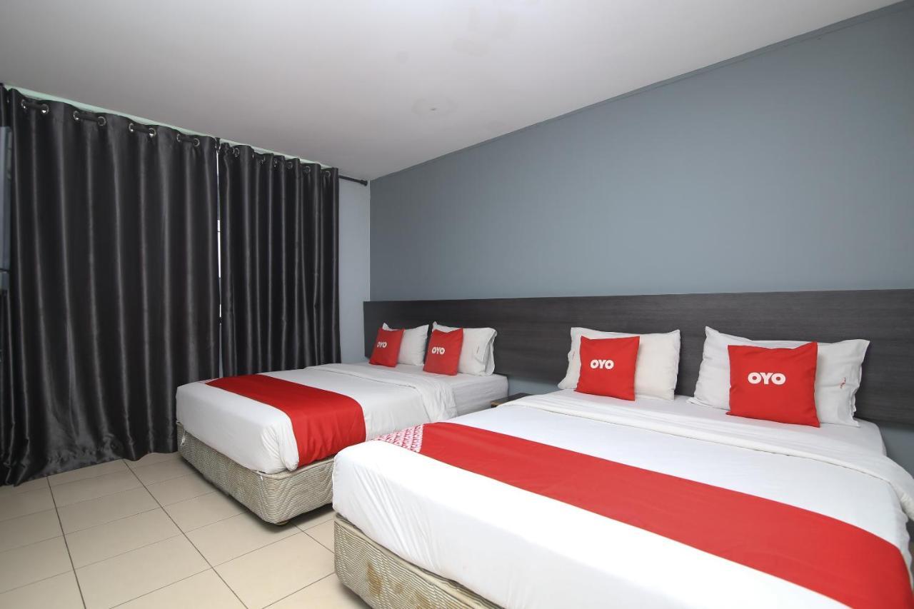 Oyo 90136 Jumbo Inn Kuching Extérieur photo