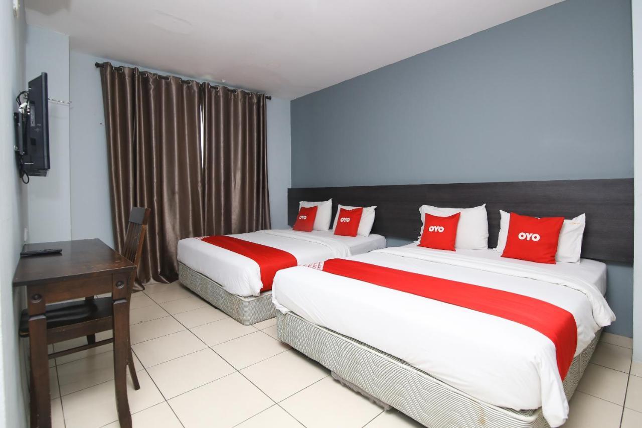 Oyo 90136 Jumbo Inn Kuching Extérieur photo