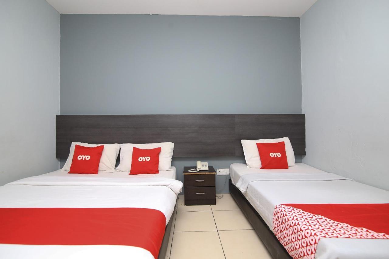 Oyo 90136 Jumbo Inn Kuching Extérieur photo
