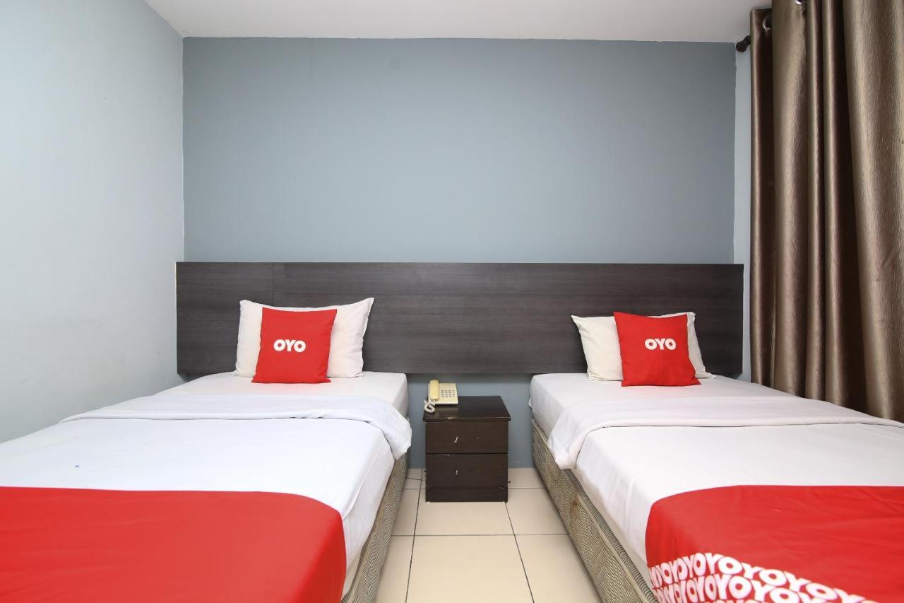 Oyo 90136 Jumbo Inn Kuching Extérieur photo