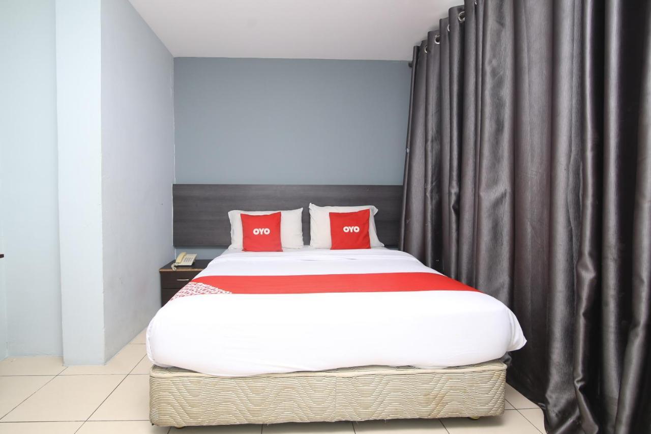 Oyo 90136 Jumbo Inn Kuching Extérieur photo