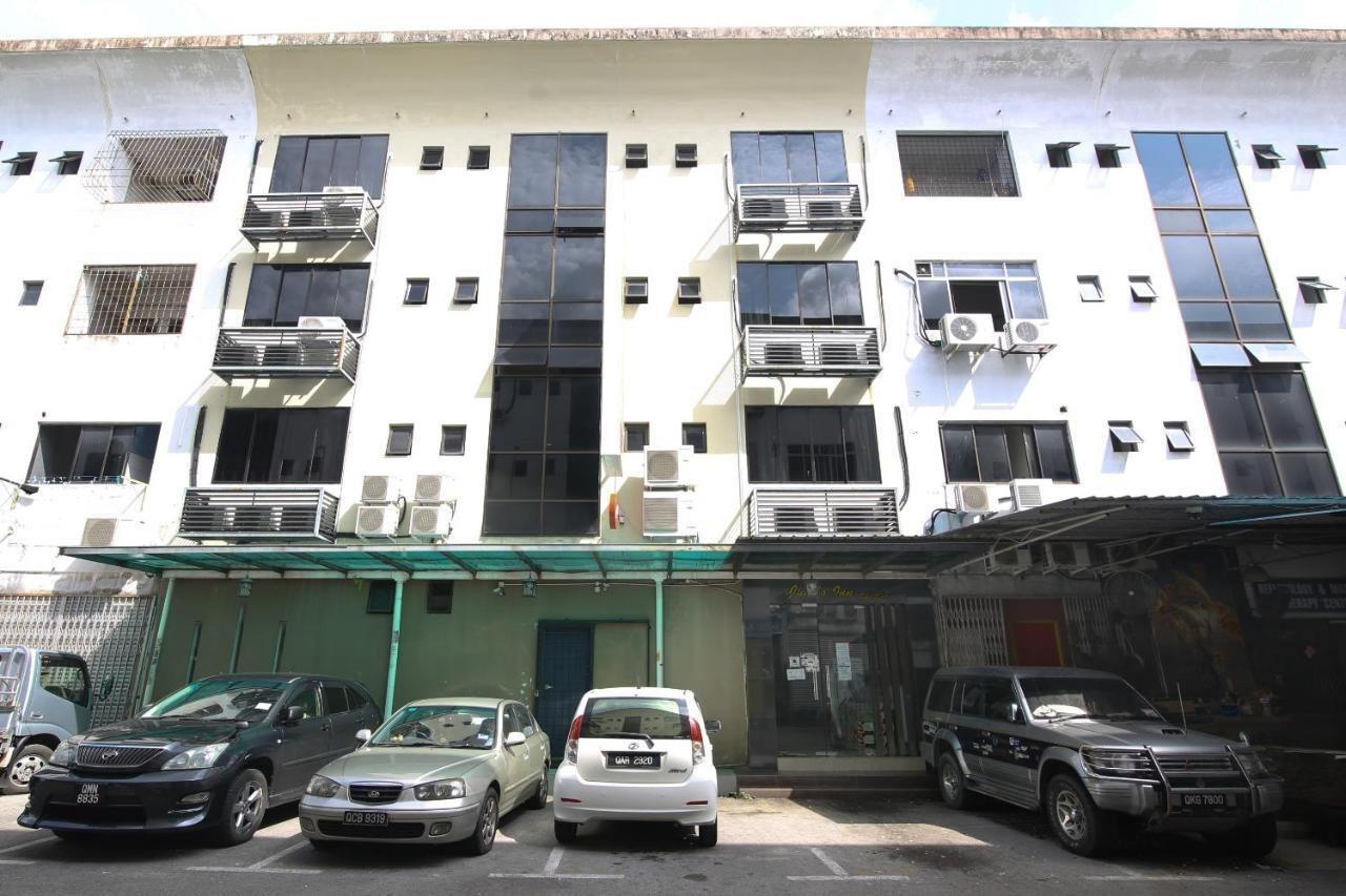 Oyo 90136 Jumbo Inn Kuching Extérieur photo
