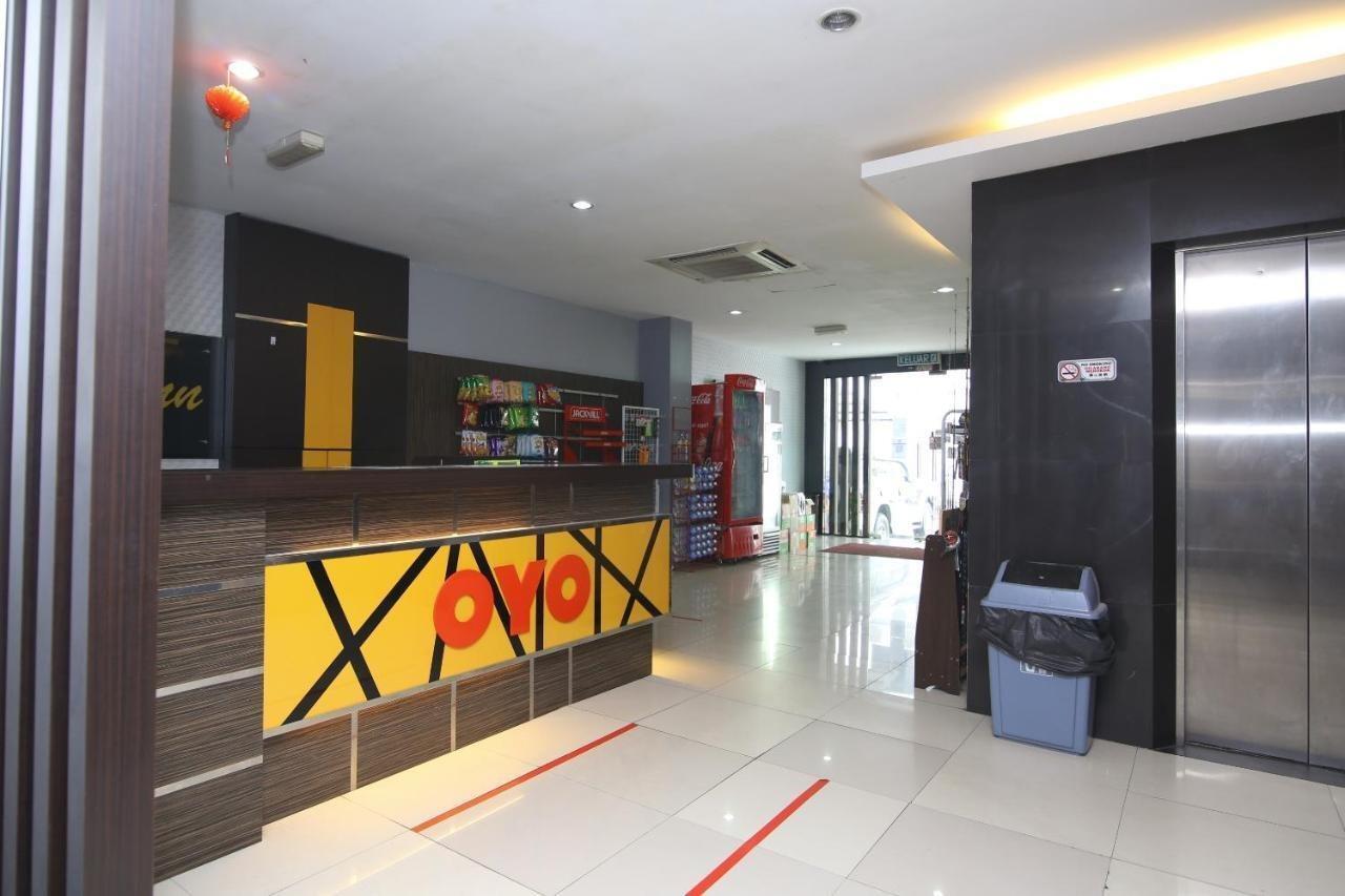 Oyo 90136 Jumbo Inn Kuching Extérieur photo