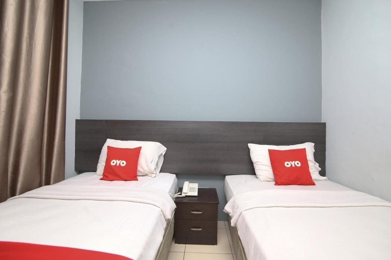 Oyo 90136 Jumbo Inn Kuching Extérieur photo